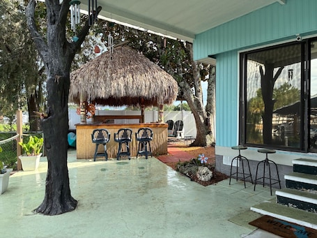 Terrace/patio. Mermaid Cove & Flip Flop Tiki, boat dock, access to homosassa river, waterfront.