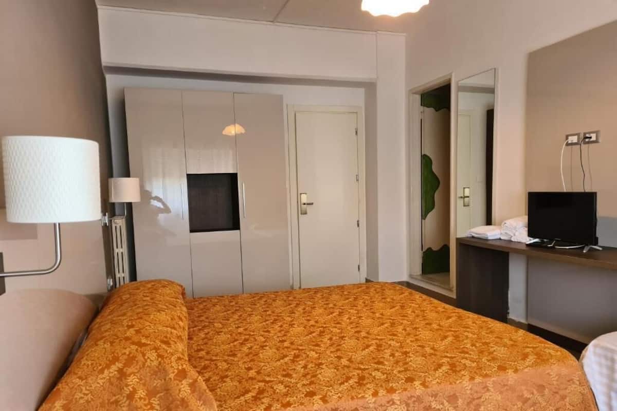 Comfort driepersoonskamer | Een kluis op de kamer, een bureau, gratis wifi