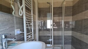 A modern bathroom with a large sink, toilet, and shower. - PARK HOTEL (Lido di Camaiore)