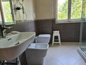 Phòng dành cho gia đình | Phòng tắm | Buồng tắm vòi sen, máy sấy tóc, khăn tắm, xà phòng 