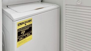 Un appareil combiné lave-linge et sèche-linge à chargement frontal, muni d’une étiquette ENERGYGUIDE.