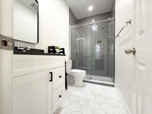 Shower, hair dryer, towels, soap - Striking 2bed, 2 Bath B&B in  Washington (Washington)