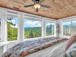 3 chambres, bureau, fer et planche à repasser, lit parapluie