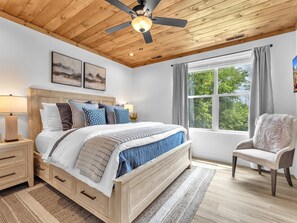 3 Schlafzimmer, Schreibtisch, Bügeleisen/Bügelbrett, Reisekinderbett