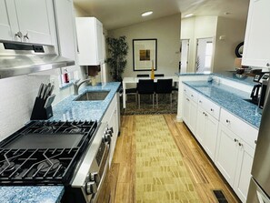 Micro-ondas, fogão, cooktop, lava-louças