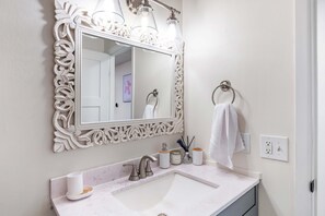 Håndklær, såpe og toalettpapir