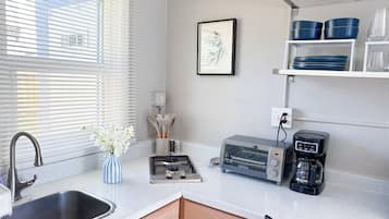 Kühlschrank, Mikrowelle, Herdplatte, Kochgeschirr/Geschirr/Besteck