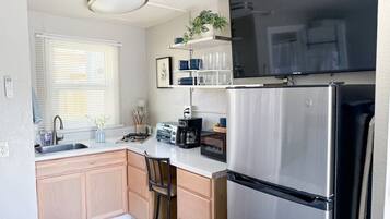 Køleskab, mikrobølgeovn, kogeplade, køkkentøj/tallerkener/redskaber