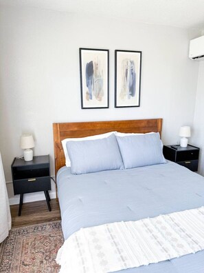 Desk, iron/ironing board, WiFi, bed sheets