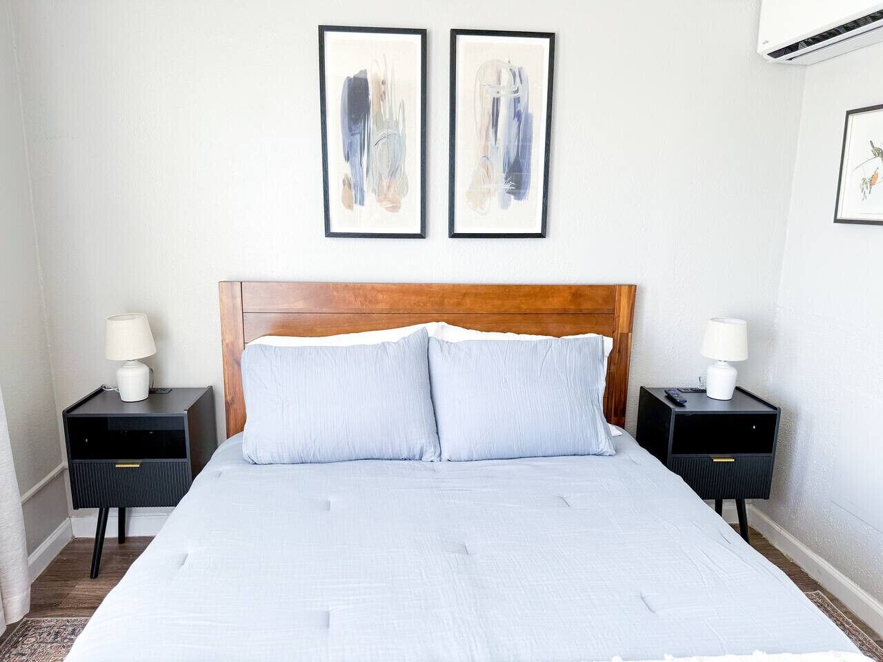 Desk, iron/ironing board, WiFi, bed sheets