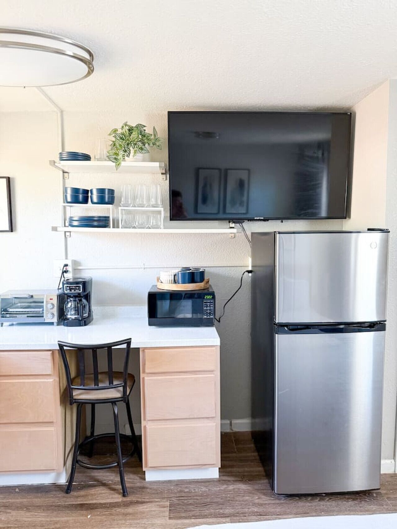 Refrigerador, microondas, parrilla de estufa y utensilios de cocina 