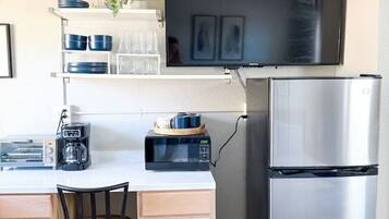 Refrigerador, microondas, placa de cocina, utensilios de cocina