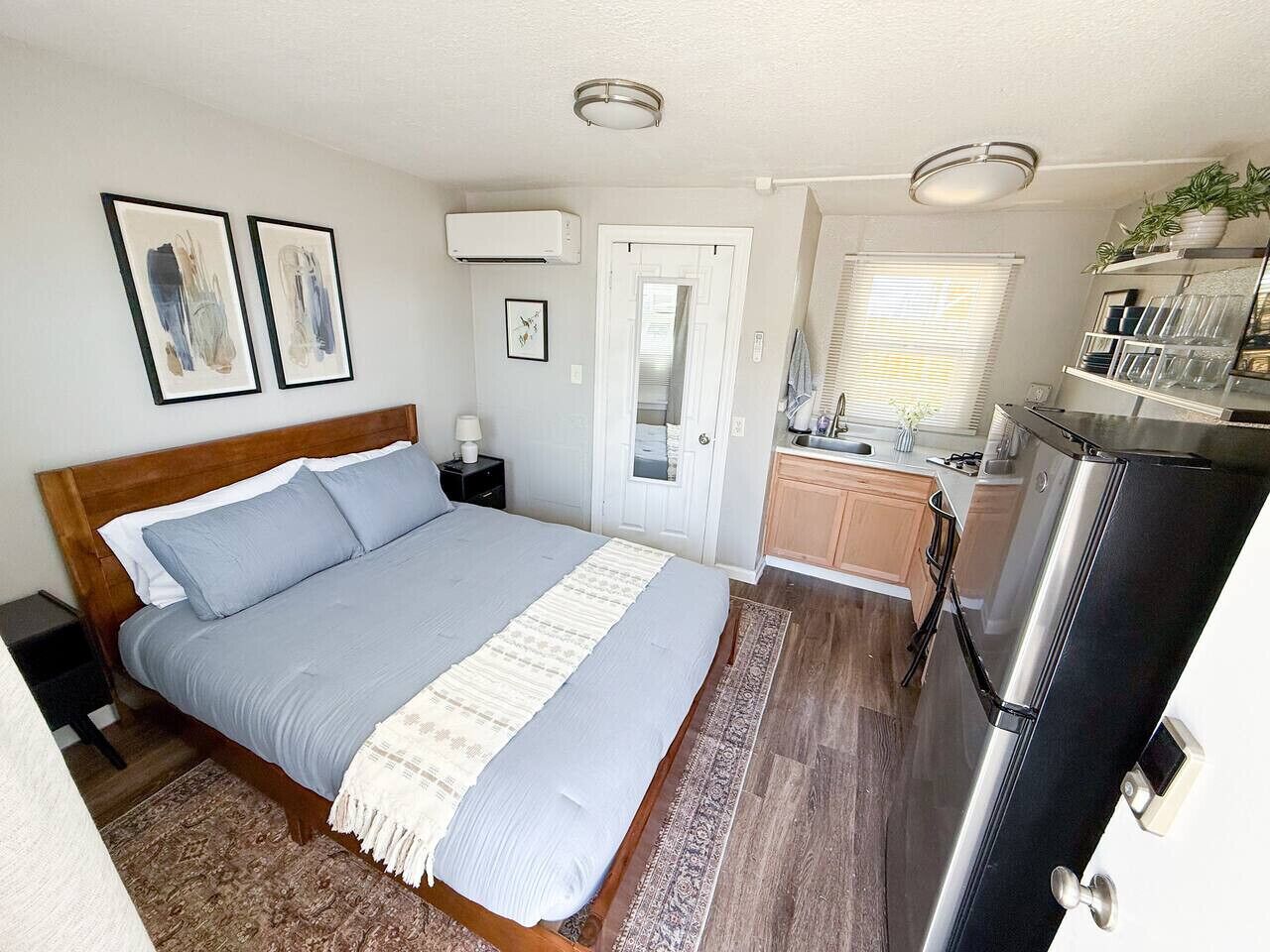 Desk, iron/ironing board, WiFi, bed sheets