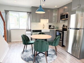 Microondas, horno, placa de cocina y lavavajillas