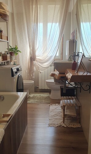 Secadora de cabello, bidet, toallas, jabón 
