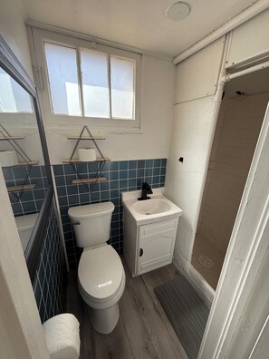 Serviettes fournies, savon, papier toilette