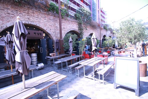 Newly Refurbished London House with Garden, Parking and 2 Bathrooms