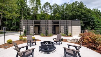 Deluxe Cabin, Resort View | Shared bathroom