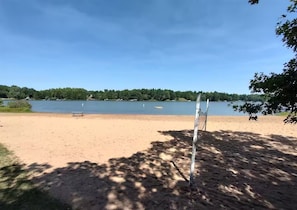 Chaises longues, serviettes de plage