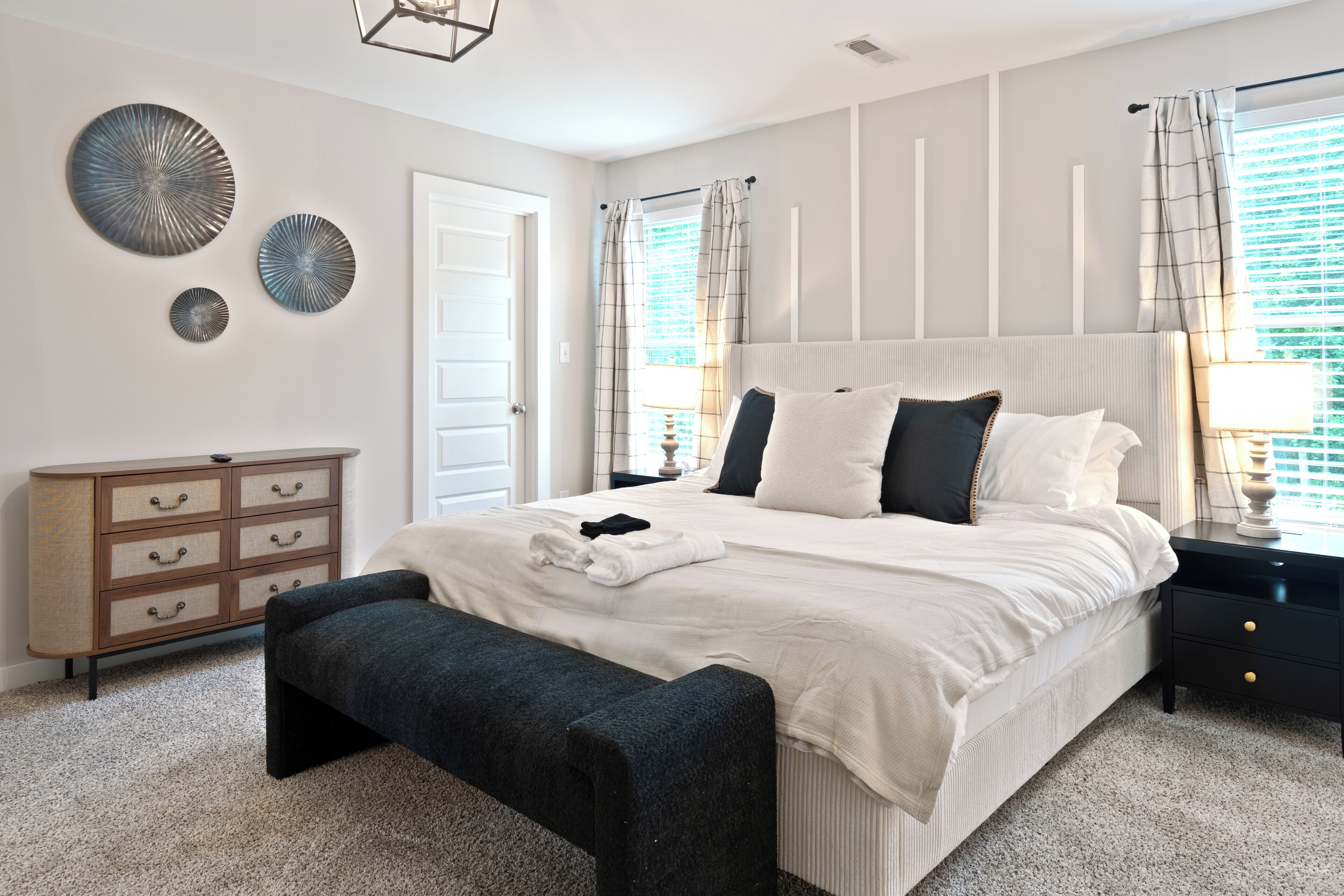 4 habitaciones, tabla de planchar con plancha, wifi y ropa de cama 