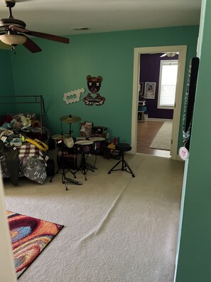 4 bedrooms, bed sheets