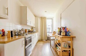 Fridge, microwave, oven, stovetop - Modern Colourful Room (London)