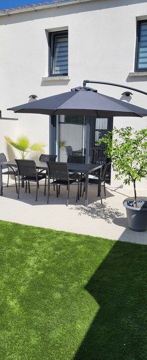 Outdoor dining - Le Beluga SPA Bouguenais 5 minutes from Nantes Atlantique airport and Rezé (Bouguenais)