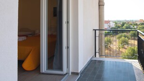 A balcony with a metal railing and a view of the surrounding area. - Bivio 281 suite&rooms (Carini)