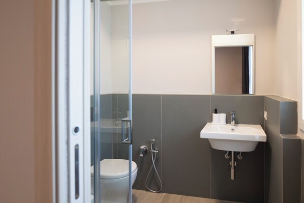 Habitación triple, balcón, vistas al mar | Baño | Ducha, toallas, jabón y champú