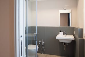 Chambre Triple, balcon, vue mer | Salle de bain