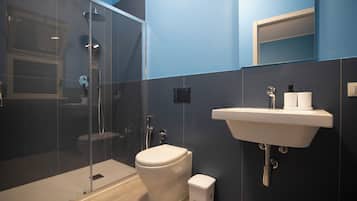 Habitación doble, balcón, vista a la montaña | Baño | Regadera, toallas, jabón, shampoo
