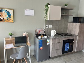 Frigorífico, microondas, horno y placa de cocina