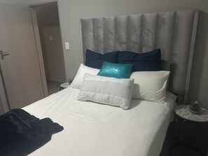 Tabla de planchar con plancha, wifi y ropa de cama