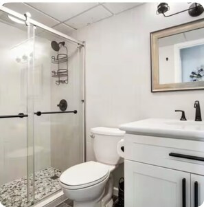 Dusche, kostenlose Toilettenartikel, Haartrockner, Handtücher
