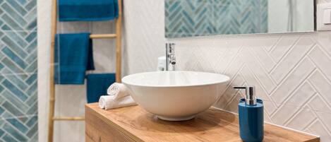 Regadera, secadora de cabello, bidet, toallas