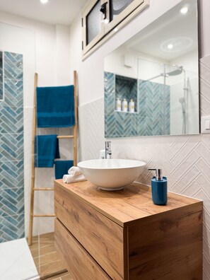 Douche, séchoir à cheveux, bidet, serviettes fournies