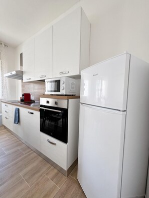 Micro-ondes, four, plaque de cuisson