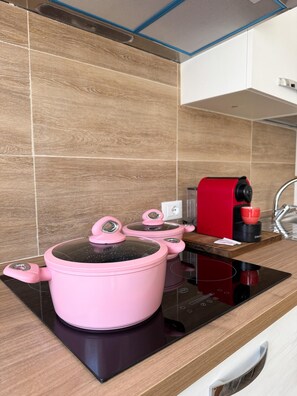 Four à micro-ondes, un four, surface de cuisson