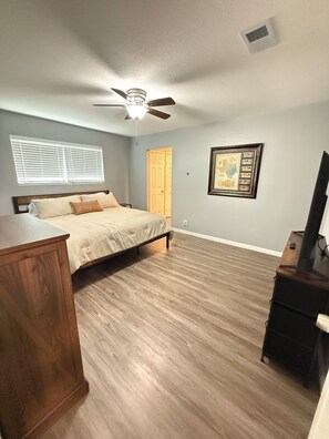 3 室のベッドルーム、アイロン / アイロン台、WiFi、ベッドシーツ