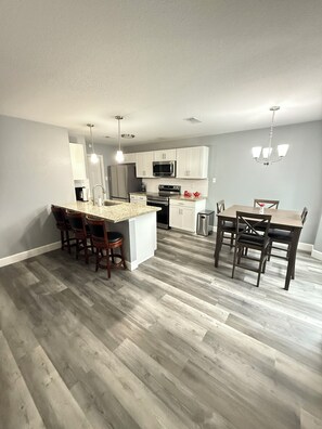 電子レンジ、オーブン、コンロ、食器洗い機