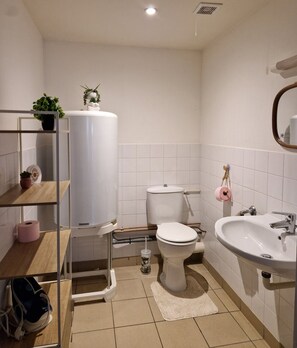 Shower, towels, soap, shampoo