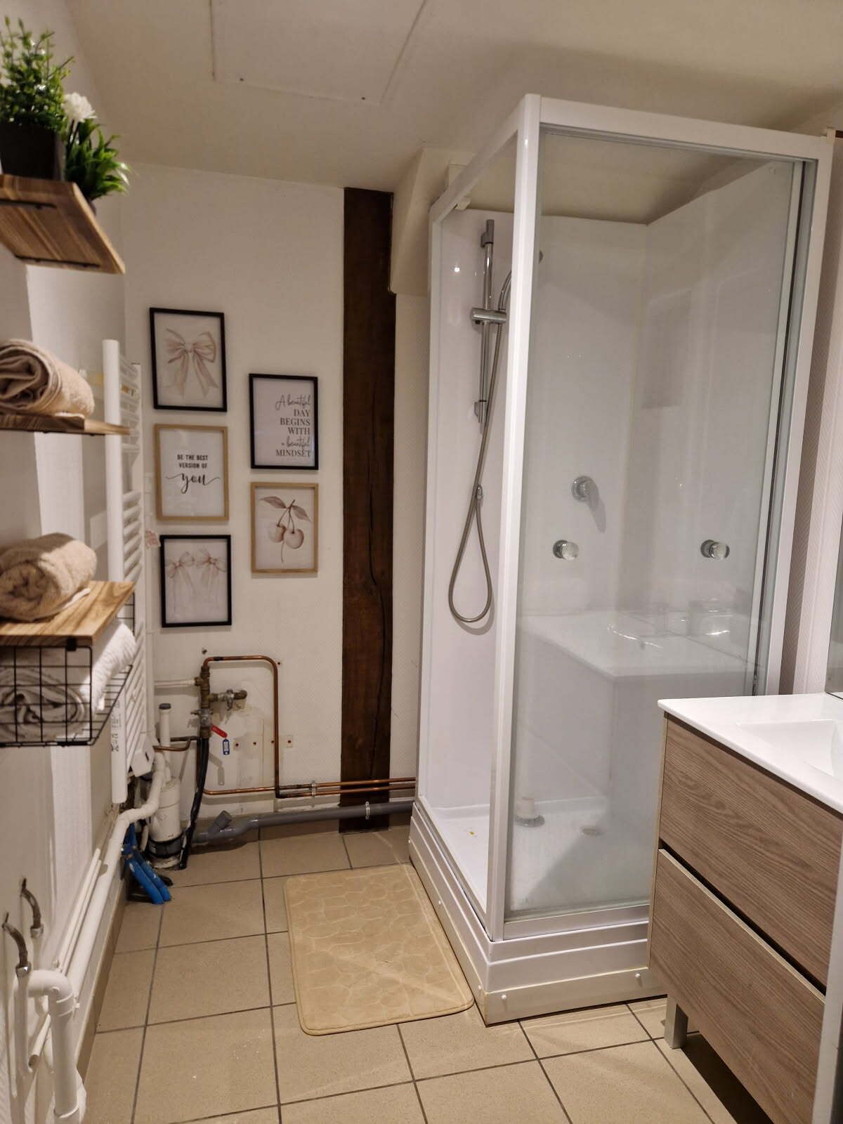 Een douche, handdoeken, zeep, shampoo