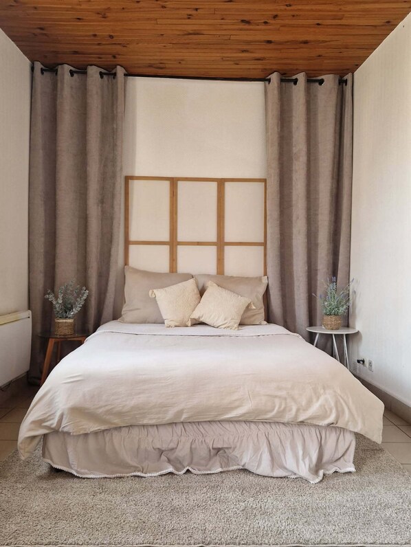 1 dormitori, planxa i posts de planxar, Internet i roba de llit