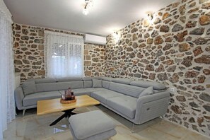 Living area - Elysian Stone Apartment II (Litochoro)