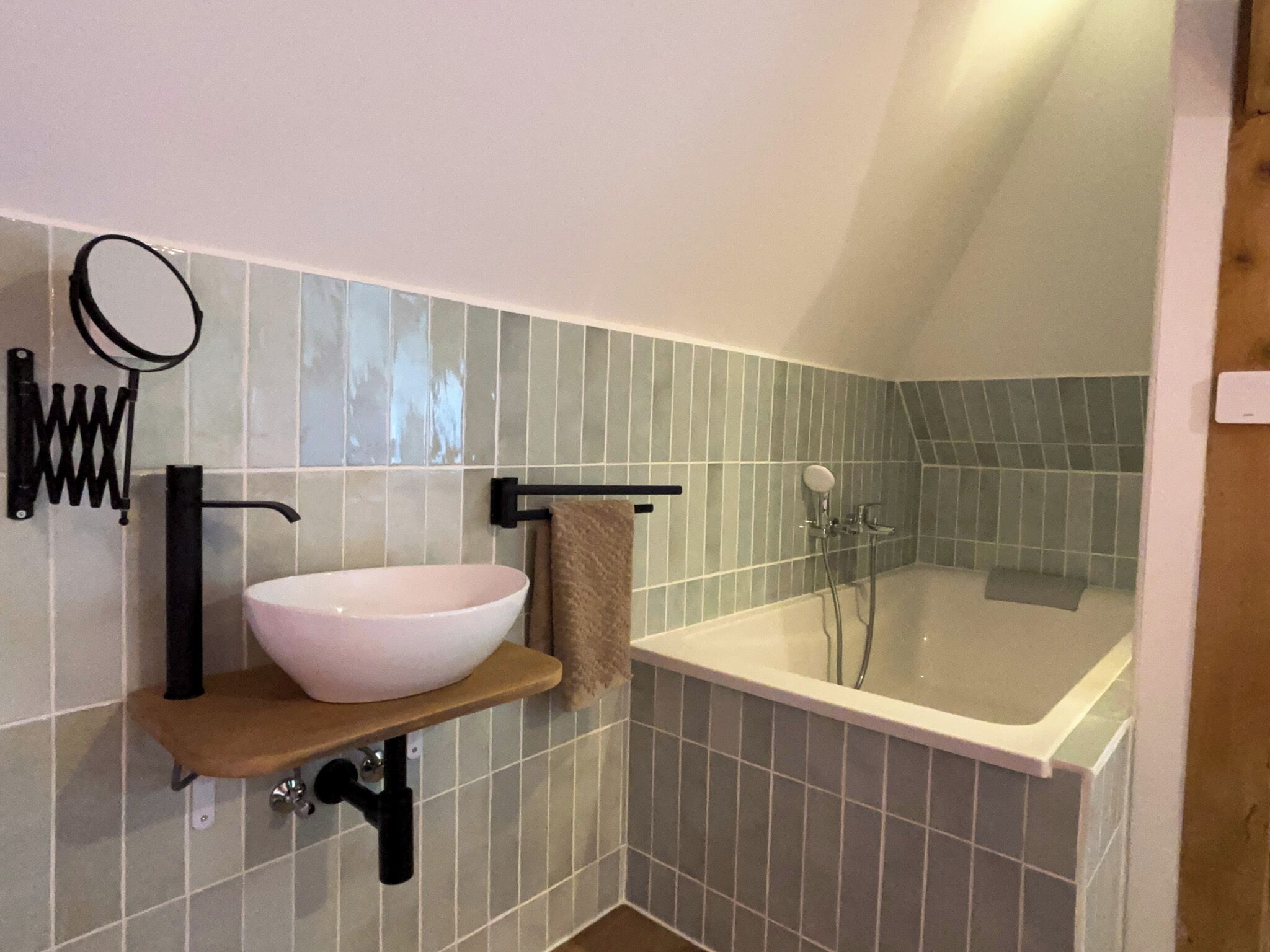 Sèche-cheveux, serviettes fournies, savon, papier toilette