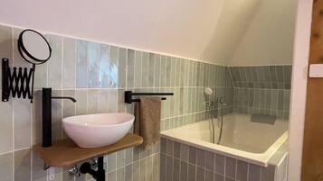 SĂšche-cheveux, serviettes fournies, savon, papier toilette