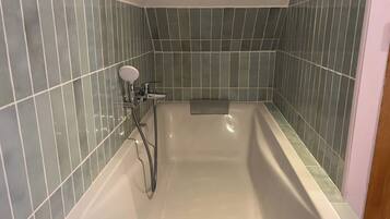 SĂšche-cheveux, serviettes fournies, savon, papier toilette