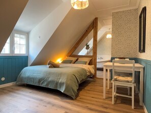 1 dormitorio, tabla de planchar con plancha, wifi y ropa de cama