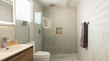 Apartment, 4 Bedrooms, Non Smoking, Kitchen | Bathroom