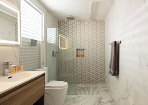 Apartment, 4 Bedrooms, Non Smoking, Kitchen | Bathroom - Ocean Park 4BDR / 2b Pool @ Riviera Villa (San Juan)